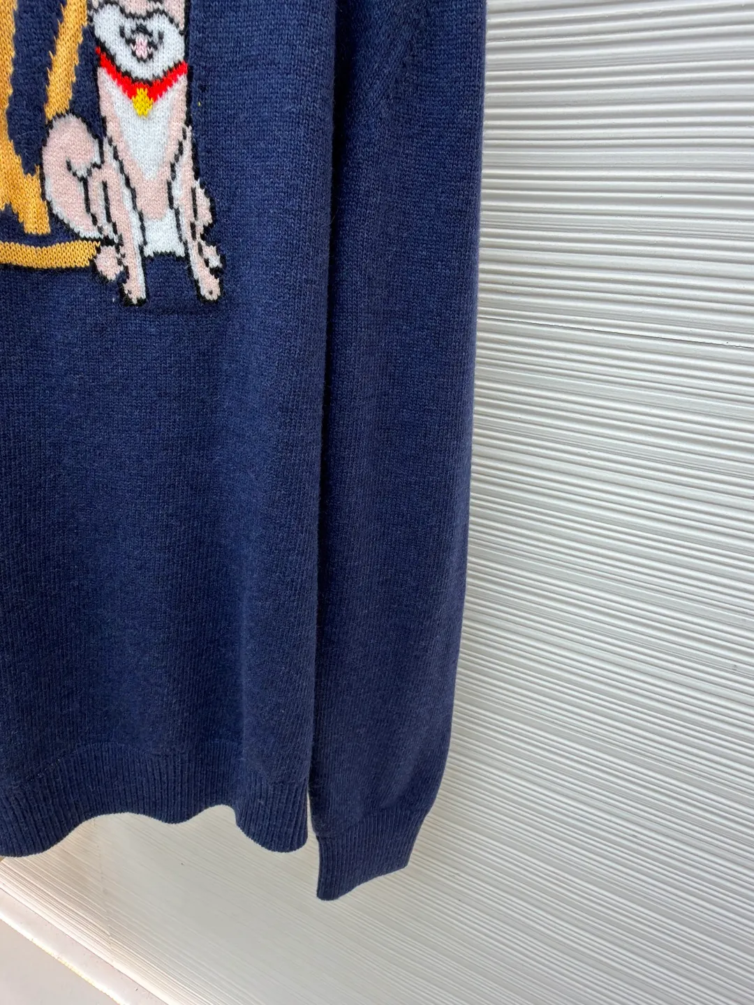 LOUIS VUITTON Seoul-limited intarsia knitted sweater ●Original version: purchased and developed by 11599 ●Item number: 1682133-B85 ●Fabric: wool blended fabric ●Technology: knitted intarsia production ●Color: blue ●Version: fitted version ●Weight: about 535 grams ●Size: S-M-L-XL ●Description: This Louis Vuitton navy blue knitted sweater is woven with 100% ultra-fine merino wool yarn. The basic gray cloth is knitted by a 14-needle precision knitting machine in the Italian workshop. The yarn is first pre-washed and milled to ensure that the garment is not easy to deform, pilling and has excellent skin-friendly properties. The iconic LV letters and Shiba Inu pattern on the front are made using intarsia jacquard technology. Imported acrylic and wool blended threads with high color fastness are used, and are woven needle by needle through a computer-controlled jacquard machine. There are no skipping or floating thread problems on the edges of the pattern. The colors are clearly layered and have a strong three-dimensional effect; the collar and cuffs Both the hem and the hem are made of double-rib hemming technology, with spandex elastic yarn, which has good resilience and is not easy to loosen after long-term wear. The entire body of the garment is hand-ironed and shaped. Every stitching follows the brand's strict 0.1cm stitch length standard, and the details show the exquisite texture of high-end knitting technology. The overall wiring is straight and delicate, the fabric is comfortable and soft, and the color is consistent without color difference. It can be matched with the same style to create a fashionable look and control various occasions. Customized accessories, complete with three standards, same style for men and women!